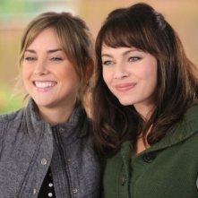 Melinda Clarke e Jessica Stroup nell'episodio Cenere sei e... di Reaper