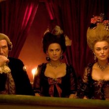 Ralph Fiennes, Hayley Atwell e Keira Knightley in una scena del film La duchessa