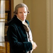 Ralph Fiennes in una scena del film La duchessa