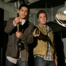 Rick Gonzalez e Bret Harrison in una scena dell'episodio Fame di fama della serie Reaper - In missione per il diavolo