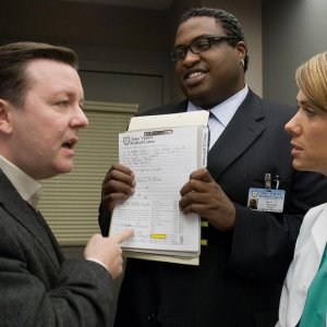 Ricky Gervais, Michael-Leon Wooley e Kristen Wiig in una scena del film Ghost Town