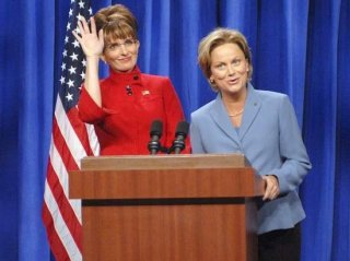 Tina Fey ed Amy Poehler in una sequenza dello spassoso sketch del Saturday Night Live nel quale hanno imitato Sarah Palin e Hillary Clinton