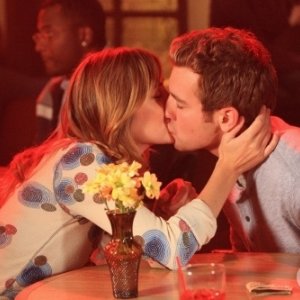 Un bacio tra Jessica Stroup e Bret Harrison nell'episodio Il bottino di Reaper