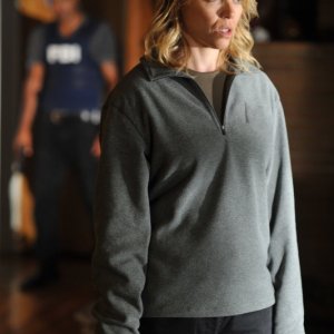 Lauren Bowles in un momento drammatico dell'episodio 'The Angel Maker' della serie Criminal Minds