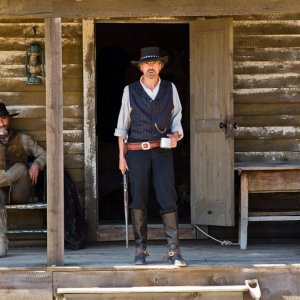 Timothy V. Murphy e Jeremy Irons in una scena del film Appaloosa