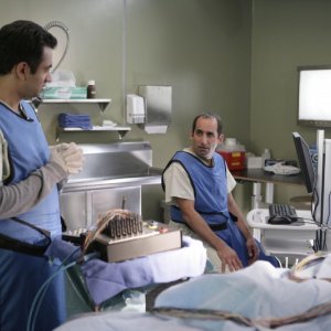Kal Penn insieme a Peter Jacobson nell'episodio 'Adverse Events' della serie Dr House