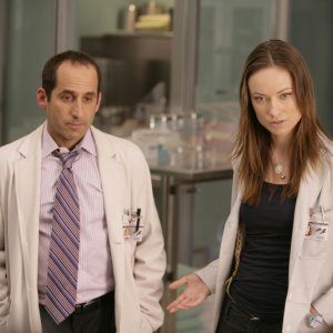 Olivia Wilde insieme a Peter Jacobson nell'episodio 'Adverse Events' della serie tv Dr House