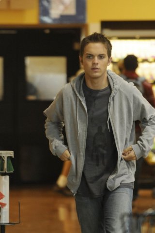 Thomas Dekker nel ruolo di John nell'episodio Allison From Palmdale di Terminator: The Sarah Connor Chronicles