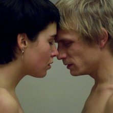 Arta Dobroshi e Jérémie Renier in un'immagine del film Le silence de Lorna