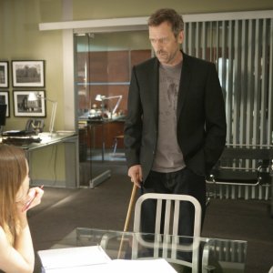 Hugh Laurie e Olivia Wilde (di spalle) nell'episodio Dying Changes Everything di House MD