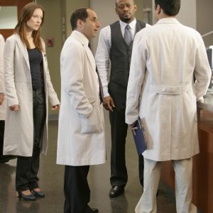 Kal Penn, Peter Jacobson, Omar Epps e Olivia Wilde in una scena dell'episodio Dying Changes Everything di House MD