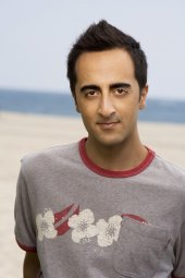 Una foto promozionale di Amir Talai per la serie The Ex List