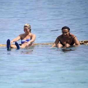 Isola dei Famosi 6: Flavia Vento e Vladimir Luxuria a mollo.