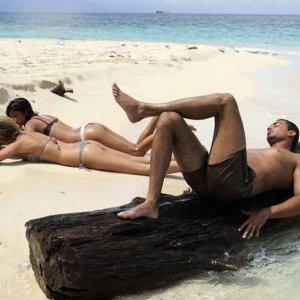 Isola dei Famosi 6: il 'tronista' Giuseppe Lago e sullo sfondo Veridiana Mallmann e Belen Rodriguez
