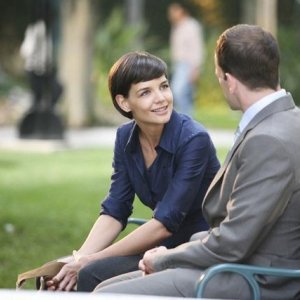 Jonny Lee Miller e Katie Holmes nell'episodio Grace di Eli Stone