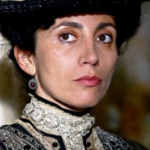 Antonella Stefanucci in una sequenza di 'Giuseppe Moscati', nel quale ha recitato accanto a Beppe Fiorello