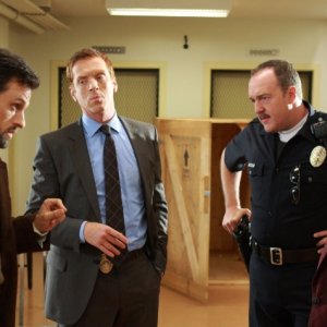 Brent Sexton, Sarah Shahi e Damian Lewis nell'episodio 'Not for Nothing' della serie tv Life