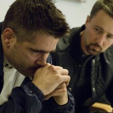 Colin Farrell ed Edward Norton in una scena del film Pride and Glory