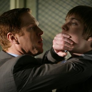 Damian Lewis in una scena d'azione dell'episodio 'Not for Nothing' della serie tv Life
