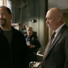 Ice-T e Dann Florek  nell'episodio 'Trials' della decima stagione di Law & Order: SVU