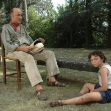 Ivano Marescotti sul set del cortometraggio Il mio ultimo giorno di guerra accanto al piccolo Nicola Alpi