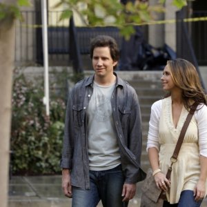 Jennifer Love Hewitt e Jamie Kennedy in un momento  dell'episodio 'Firestarter' della serie Ghost Whisperer
