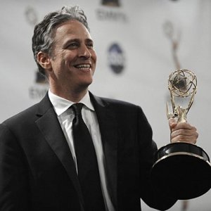 Jon Stewart premiato agli Emmy Awards 2008 per il suo programma The Daily Show