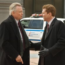 Jon Voight e Noah Emmerich in una scena del film Pride and Glory