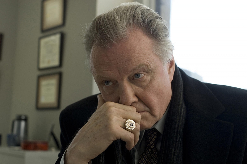 Primo piano di Jon Voight nel film Pride and Glory