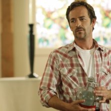 Luke Perry in una scena dell'episodio 'Minimal Loss' della serie Criminal Minds