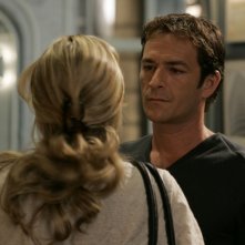 Luke Perry in una scena dell'episodio 'Trials' della serie Law & Order: SVU