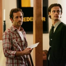 Matthew Gray Gubler insieme a Luke Perry in una scena dell'episodio 'Minimal Loss' della serie Criminal Minds
