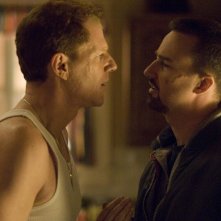 Noah Emmerich ed Edward Norton in una scena del film Pride and Glory