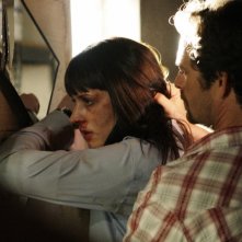 Paget Brewster insieme a Luke Perry in una scena drammatica dell'episodio 'Minimal Loss' della serie Criminal Minds