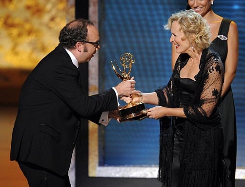 Paul Giamatti Premia Glenn Close Per La Sua Interpretazione In Damages Alla 60 Edizione Degli Emmy Awards 2008 89384