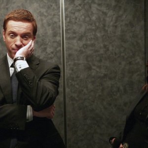 Sarah Shahi insieme a Damian Lewis nell'episodio 'Everything All The Time' della serie tv Life