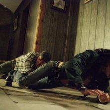 Sean Astin e Martha Higareda in una scena del film Borderland