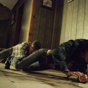 Sean Astin e Martha Higareda in una scena del film Borderland