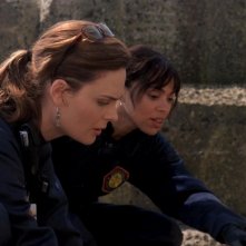 Tamara Taylor e  Emily Deschanel in una scena dell'episodio 'The He in the She' della serie Bones