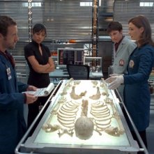 Tamara Taylor, T.J. Thyne e  Emily Deschanel in una scena dell'episodio 'The He in the She' della serie Bones