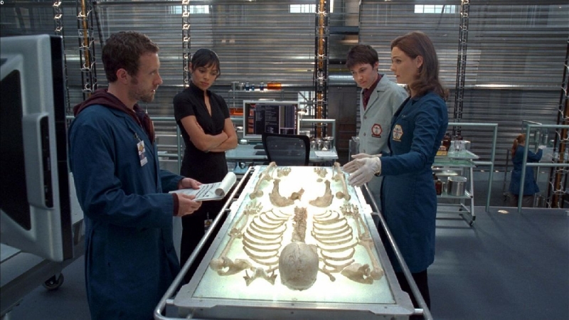 Tamara Taylor, T.J. Thyne e  Emily Deschanel in una scena dell'episodio 'The He in the She' della serie Bones