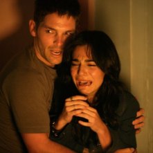 Brian Presley e Martha Higareda in una scena del film Borderland