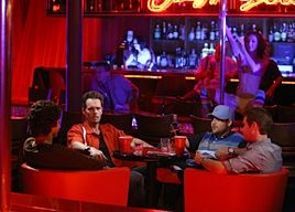 Adrian Grenier, Kevin Dillon, Jerry Ferrara e Kevin Connolly, in una scena dell'episodio 'The All Out Fall Out' della quinta stagione di Entourage