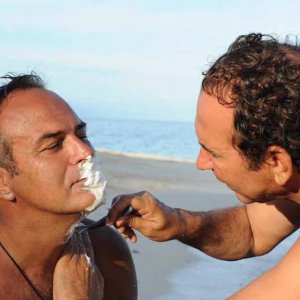 Isola dei Famosi 6: Giucas Casella fa la barba ad Antonio Cabrini