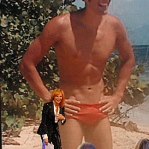 Isola dei Famosi 6: Simona Ventura è la conduttrice del reality di RaiDue. Sullo schermo, alle sue spalle, Filippo Magnini