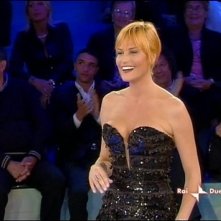 Isola dei Famosi 6: Simona Ventura, vestita da Armani, conduce la sesta edizione del reality