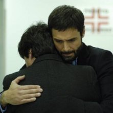 L'attore Daniele Pecci in una scena drammatica del serial Crimini bianchi