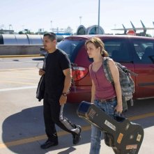 Michael Peña e Rachel McAdams in una scena del film The Lucky Ones