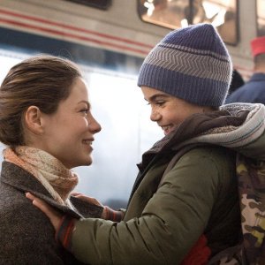 Michelle Monaghan e Cameron Boyce in una scena di Eagle Eye