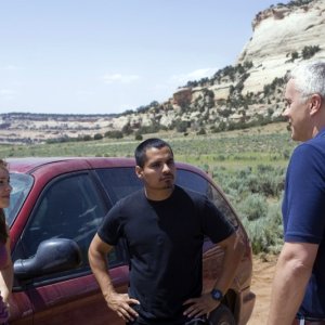 Rachel McAdams, Michael Peña e Tim Robbins in una scena del film The Lucky Ones
